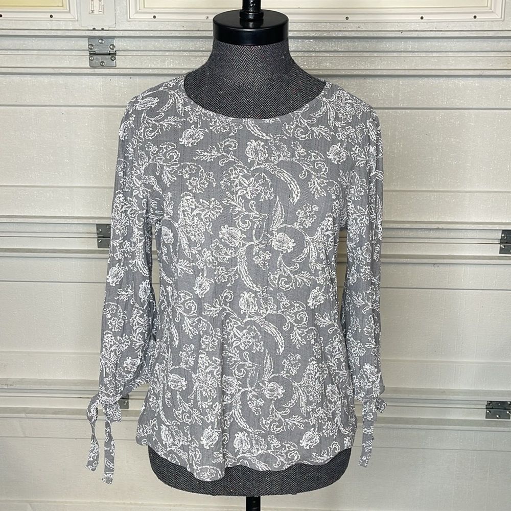 Lucky Brand Gray and White Paisley Print Tie Sleeve Top Size Medium